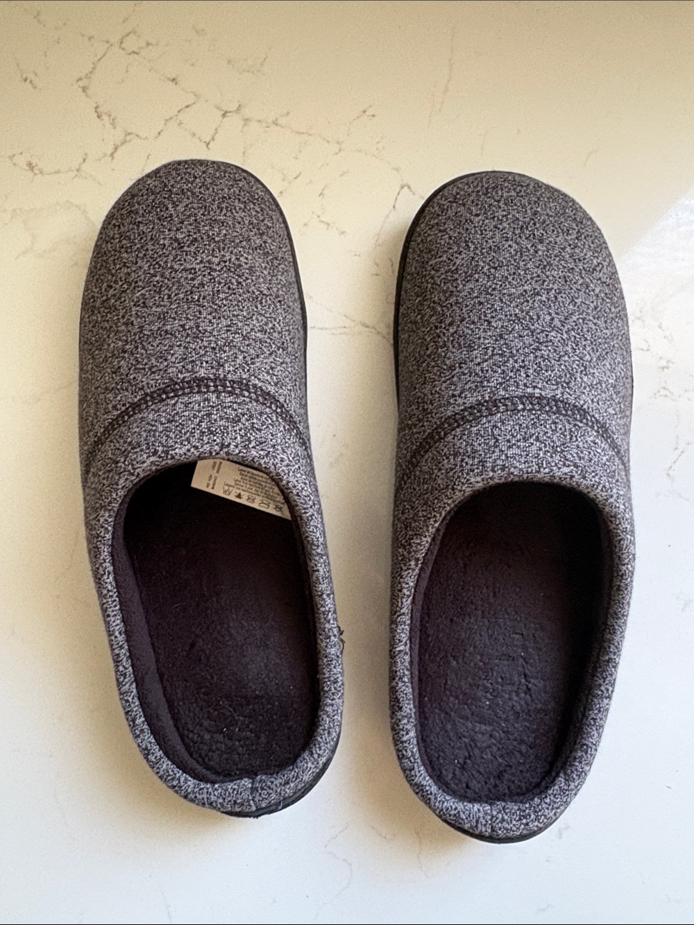 Men’s Isotoner slippers (sz 8-9) like new